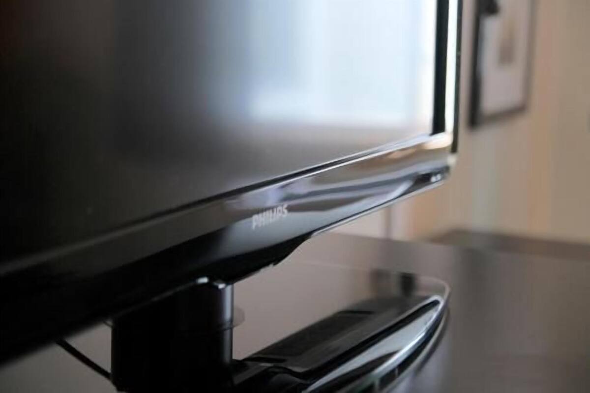Ein Fernseher mit sichtbarem Markennamen.