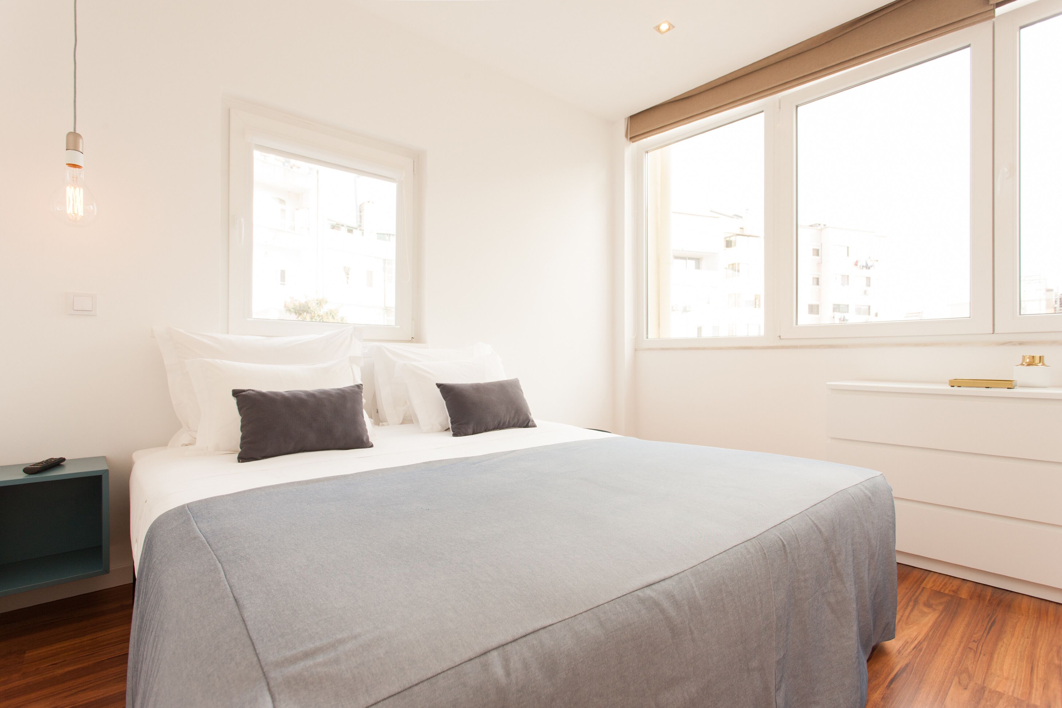 4 bedrooms, iron/ironing board, internet, bed sheets