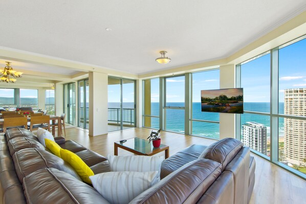 Smart TV, stereo - Surfers Paradise Luxury Holiday Apartment Oceans Forever (Surfers Paradise)