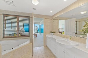 Duschwanne, Haartrockner, Handtücher, Seife