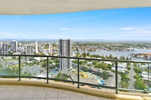 Property grounds - Surfers Paradise Luxury Holiday Apartment Oceans Forever (Surfers Paradise)