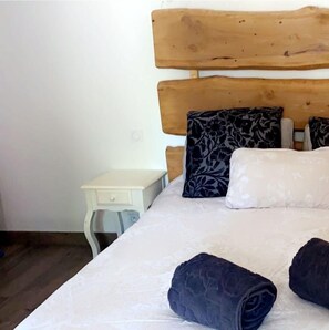 3 slaapkamers, een strijkplank/strijkijzer, gratis wifi, beddengoed