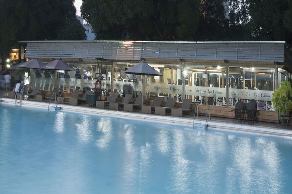 Outdoor pool - Tran Vien Dong Hotel (Nha Trang)