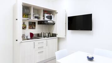 Réfrigérateur, micro-ondes, plaque de cuisson, cafetiÚre/bouilloire