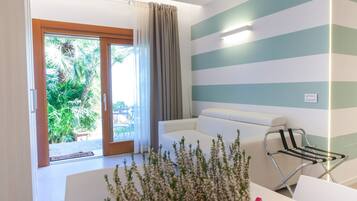 Fernseher, DVD-Player, Bücher, Stereoanlage