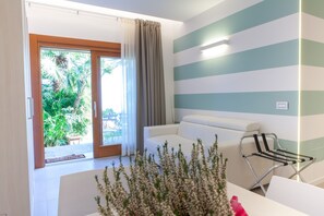 Fernseher, DVD-Player, Bücher, Stereoanlage