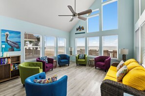 Een televisie en boeken