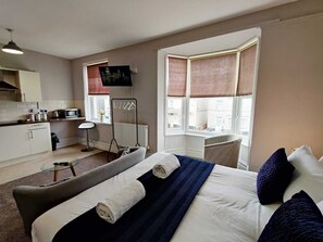Comfort Double or Twin Room | Living area - Alexandra House 3 (Swansea)