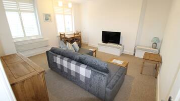 Apartemen, 1 Tempat Tidur King dengan tempat tidur Sofa | Ruang keluarga | Televisi 30-inci dengan saluran TV digital
