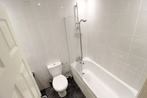 Apartment, 1 King Bed with Sofa bed | Bathroom | Combined shower/bathtub, deep-soaking bathtub, towels - Stunning one Bedroom Apartment in Bournemouth (Bournemouth)