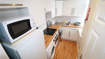 Apartemen, 1 Tempat Tidur King dengan tempat tidur Sofa | Dapur pribadi | Lemari es, microwave, oven, dan kompor