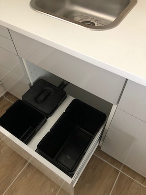 KĂŒhlschrank, Mikrowelle, Herdplatte, Wasserkocher mit Kaffee-/Teezubehör
