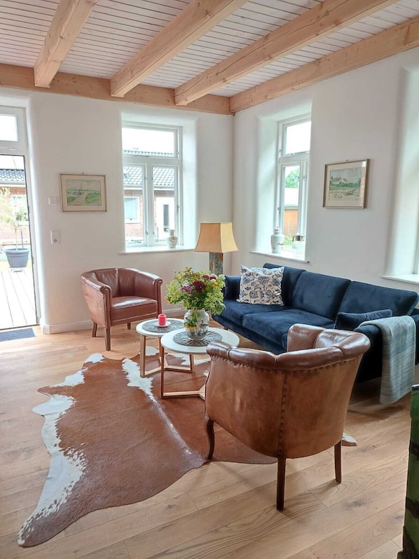 Smart TV, DVD player, books, stereo