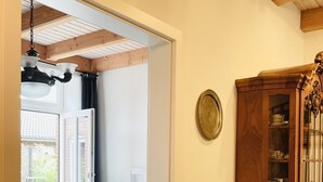 Ein Schlafzimmer mit einem Bett, einem Holzschrank und einem Fenster mit Vorhängen.