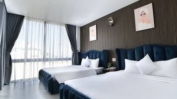 Une chambre d’hôtel avec deux lits, une grande fenêtre avec des rideaux, une horloge murale et un tableau encadré.