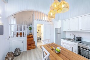 Jääkaappi, uuni, kahvin-/teenkeitin, leivänpaahdin