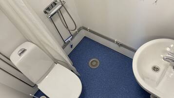 Basic Room | Bathroom | Shower, towels