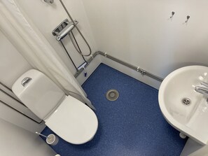 Eenvoudige kamer | Badkamer | Een douche, handdoeken