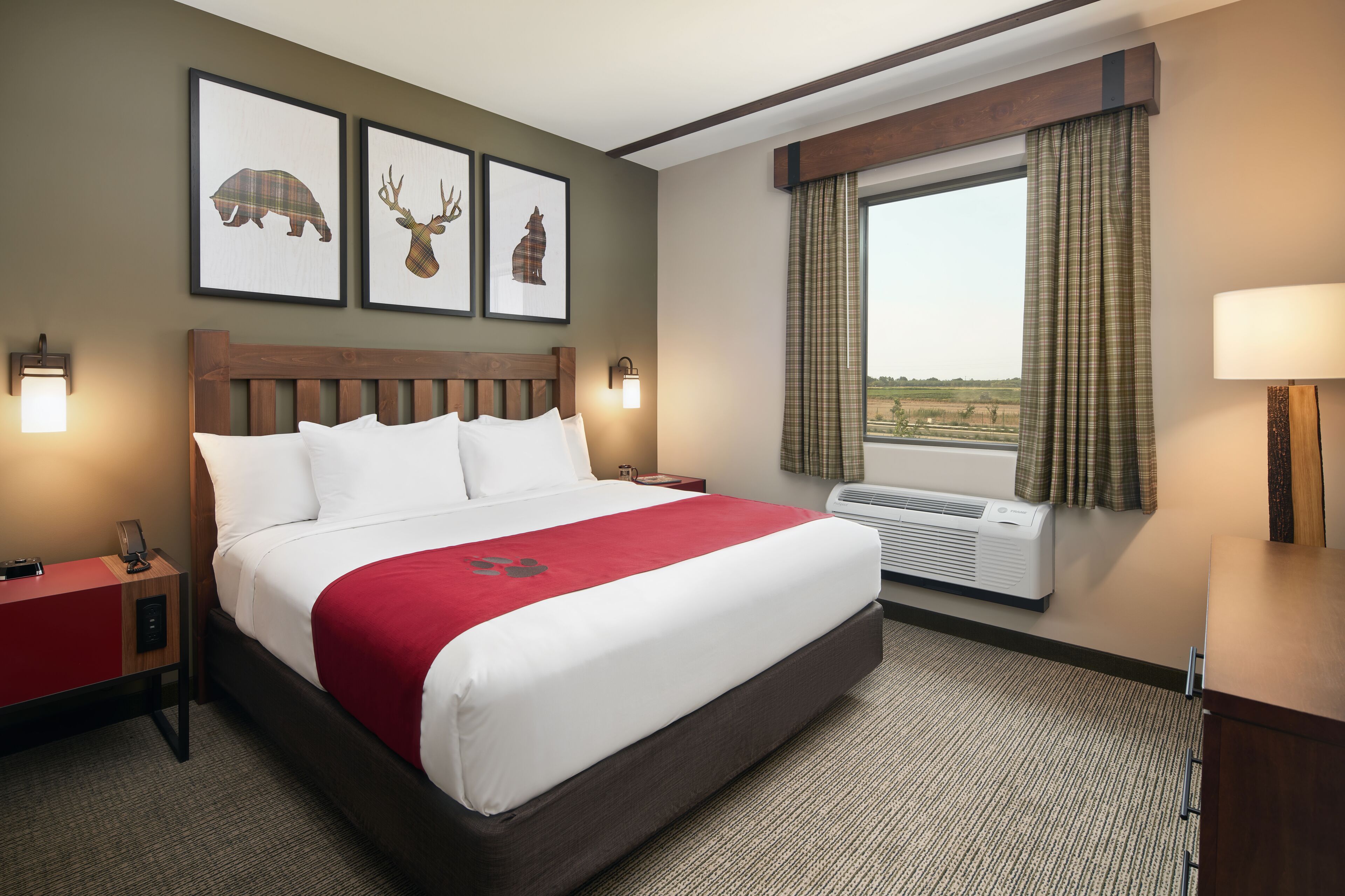 suite (grizzly bear) | in-room safe, iron/ironing board, free cots/infant beds, bed sheets