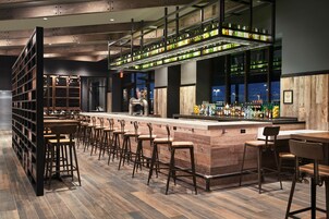 6 restaurants, breakfast, lunch, dinner served; pizza