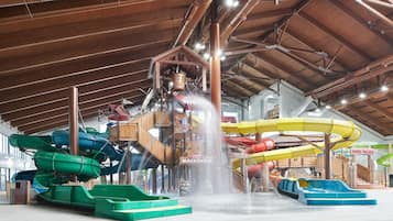 Una piscina techada, una piscina al aire libre