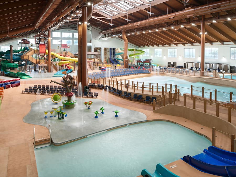 Alberca techada, alberca al aire libre y camas balinesas (con cargo)