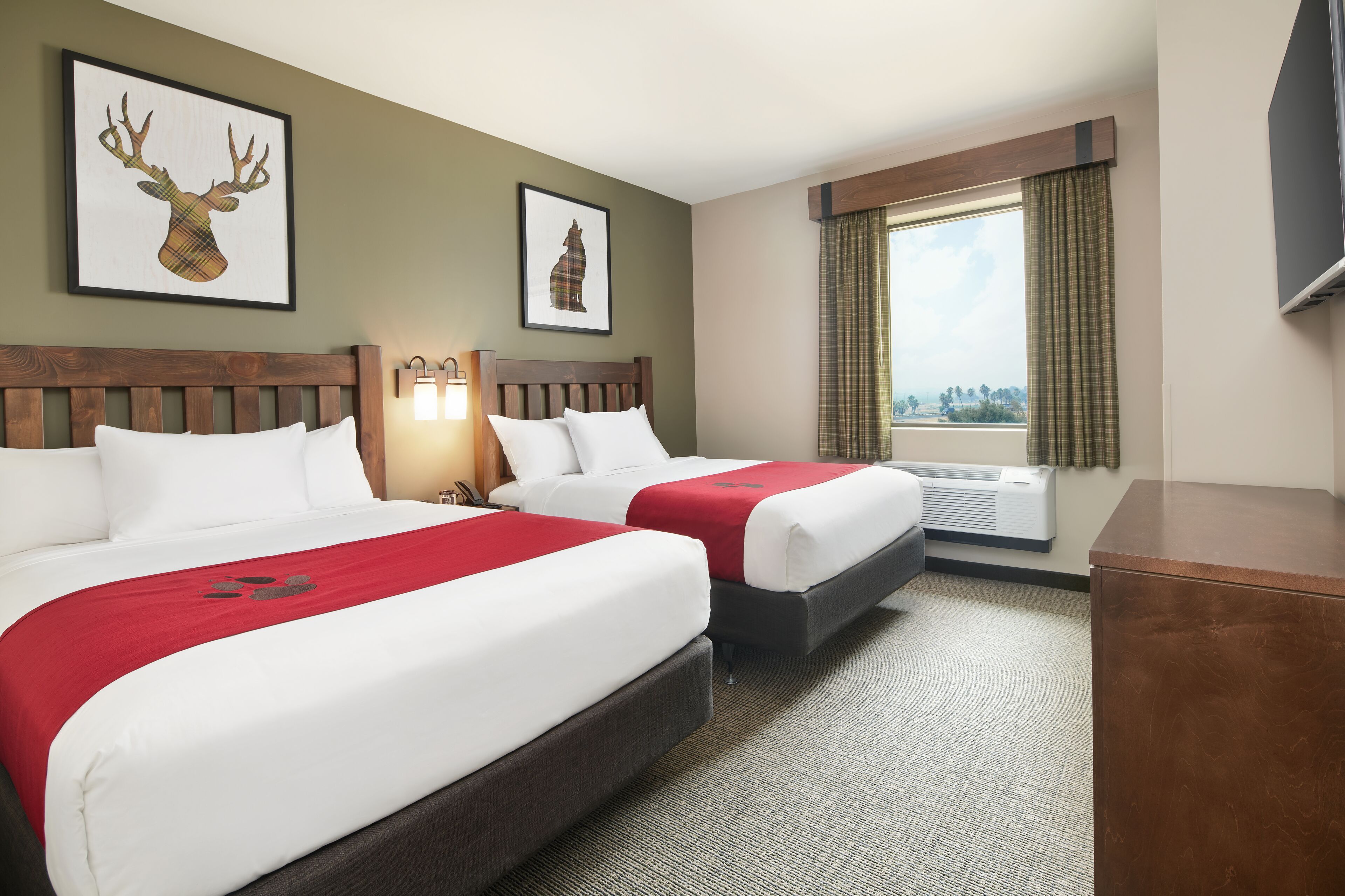 suite (grizzly bear) | in-room safe, iron/ironing board, free cots/infant beds, bed sheets