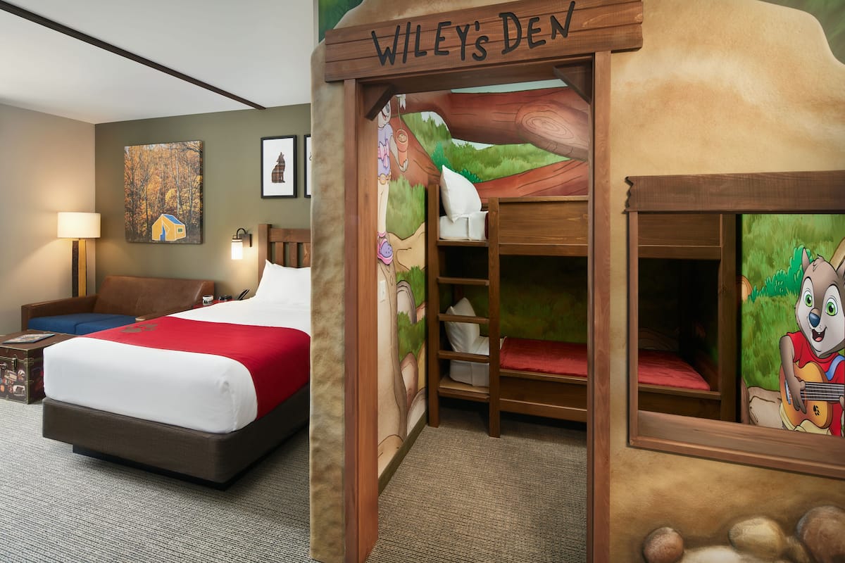 Suite (Wolf Den) | In-room safe, iron/ironing board, free cribs/infant beds, bed sheets