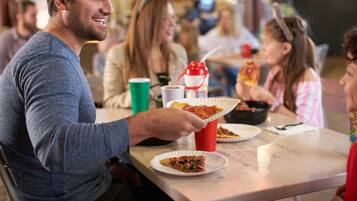 6 restaurantes; se sirve desayuno, almuerzo y cena