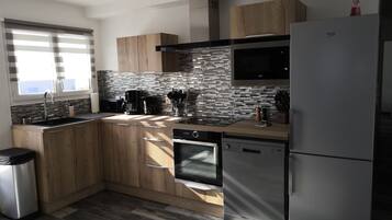 Réfrigérateur, micro-ondes, four, plaque de cuisson