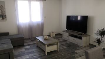 Televisie, een dvd-speler en een stereo