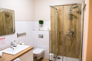 Departamento de diseñador | Baño | Regadera, secadora de cabello, toallas, jabón 