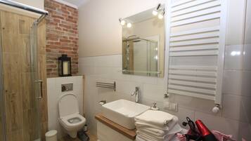 Classic Apartment | Bathroom | Shower, hair dryer, towels, soap