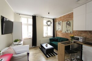 Apartamento clássico | Área de estar | TV de tela plana