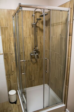 Design Apartment | Bathroom | Shower, hair dryer, towels, soap - Apartamenty Fimowe (Torun)