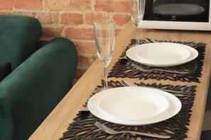 Appartement classique | Cuisine privée | Réfrigérateur, vaisselle et ustensiles, essuie-tout