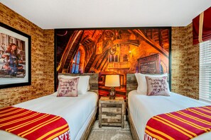 8 chambres, bureau, fer et planche à repasser, lit de bébé portatif