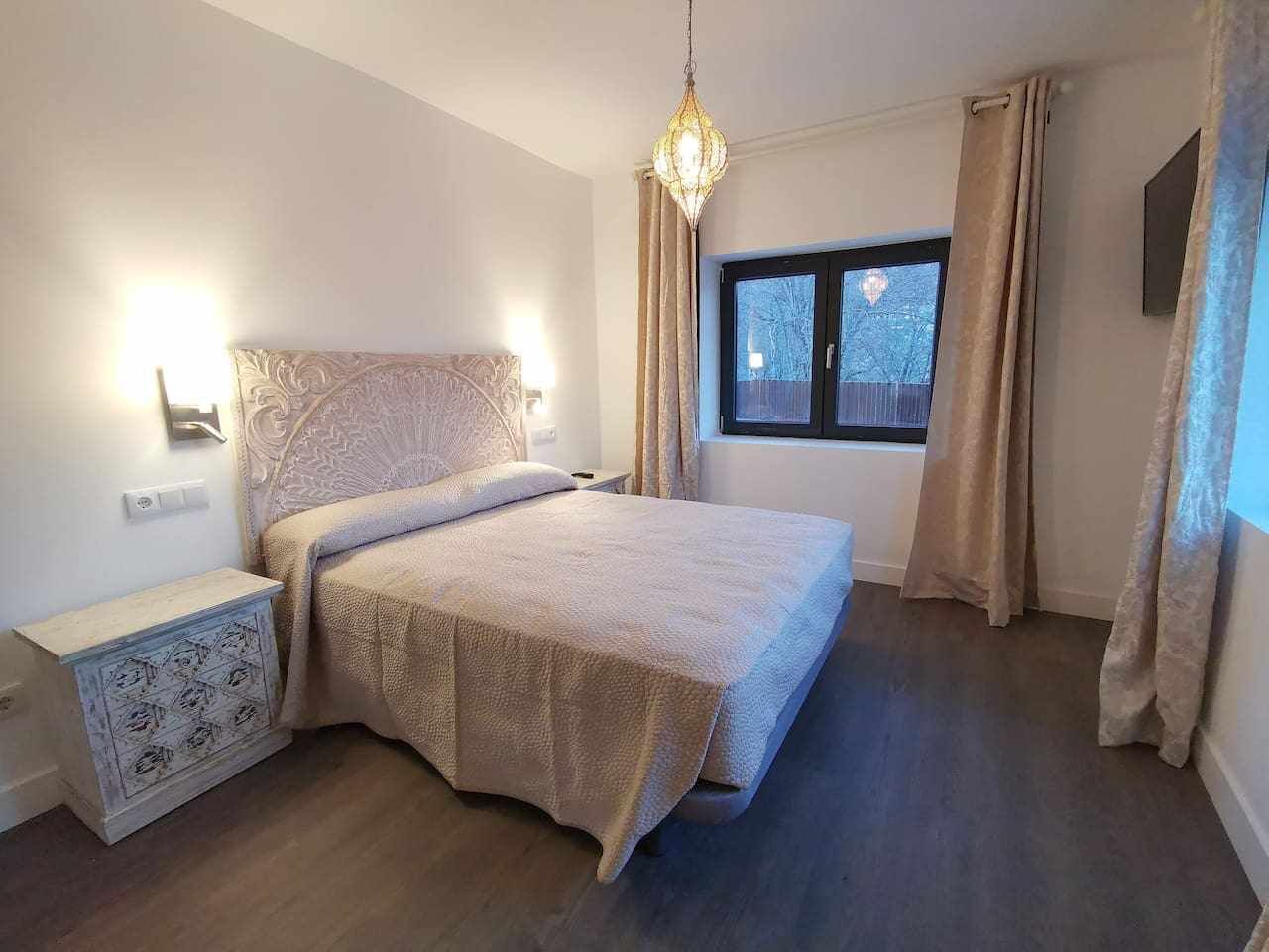 2 makuuhuonetta, silitysrauta/-lauta, vauvan matkasänky, Wi-Fi