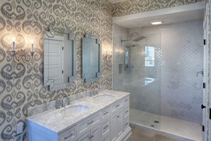 Combined shower/tub, hair dryer, towels