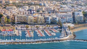 A coastal cityscape with a marina filled with boats, surrounded by residential buildings and mountains in the background. - B&B Villa Maria Guest Rooms - San Roque Golf - Sotogrande (San Roque)
