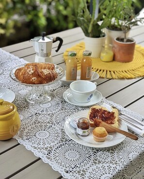 Daily full breakfast (EUR 10 per person)