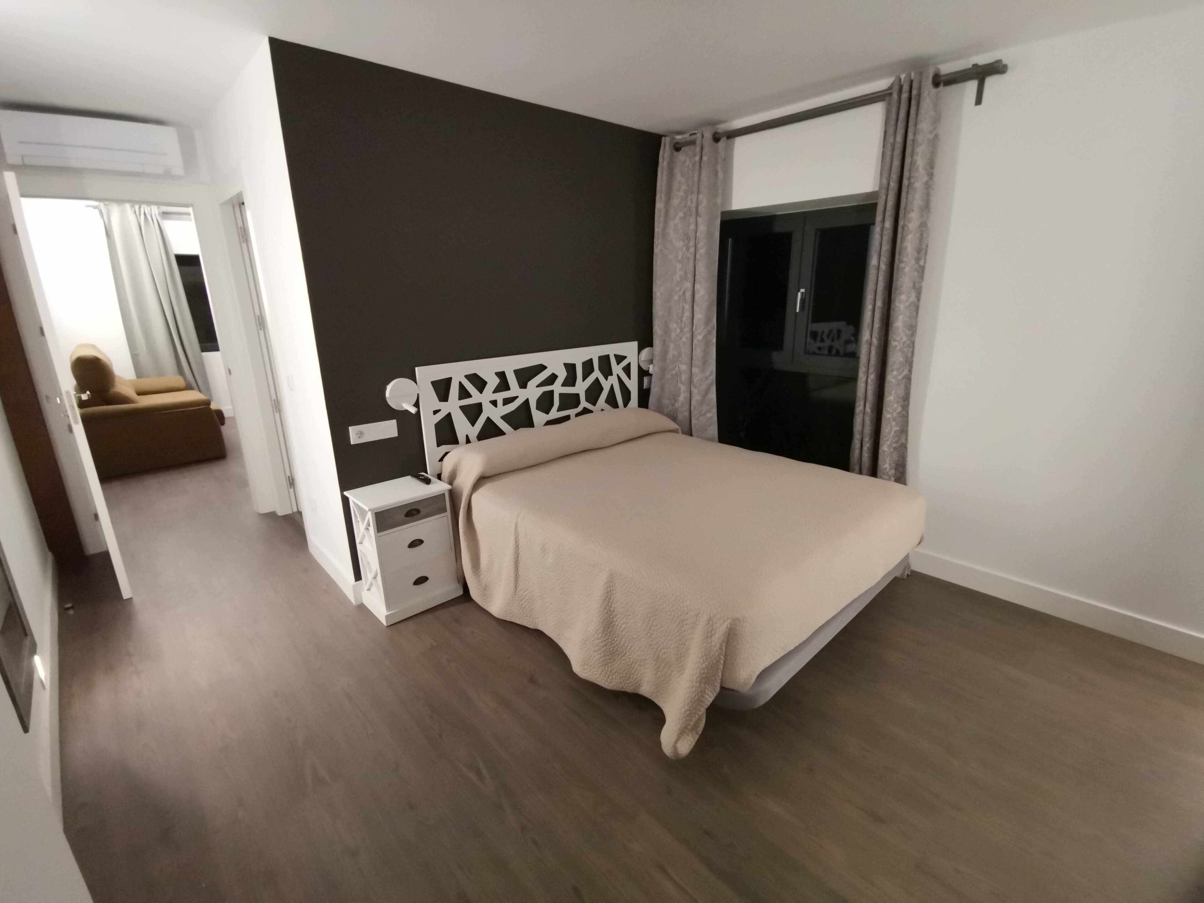 6 عدّة غرف نوم ومكواة/لوح كي وسرير سفر وواي فاي مجانًا