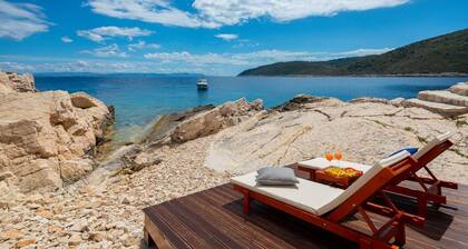 Luxury Seafront Villa Lighthouse Ligero -Host-Vis