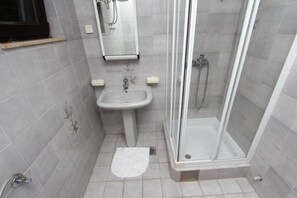 Apartment, 3 Bedrooms, Balcony | Bathroom | Shower, hair dryer, bidet, towels