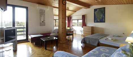 아파트, 침실 2개, 발코니 | 거실 공간 | 위성 채널 시청이 가능한 40인치 TV