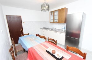 Departamento, 3 habitaciones, balcón | Cocina privada | Refrigerador, microondas, parrilla de estufa y cafetera y tetera 