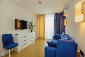 Family Suite, 1 King Bed with Sofa bed | Living area