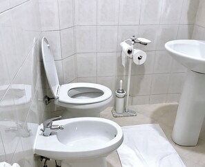 Apartment | Badezimmer | Duschwanne, Komfortbadewanne, Haartrockner, Handtücher