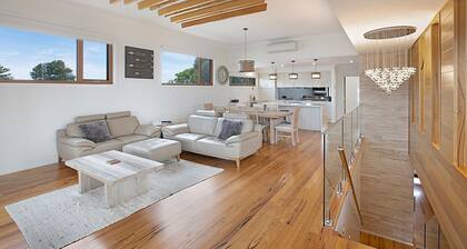 Lake King Lakehouse: Enjoy your evenings, overlooking the McMillan Strait