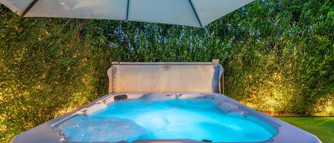 Tina de hidromasaje al aire libre